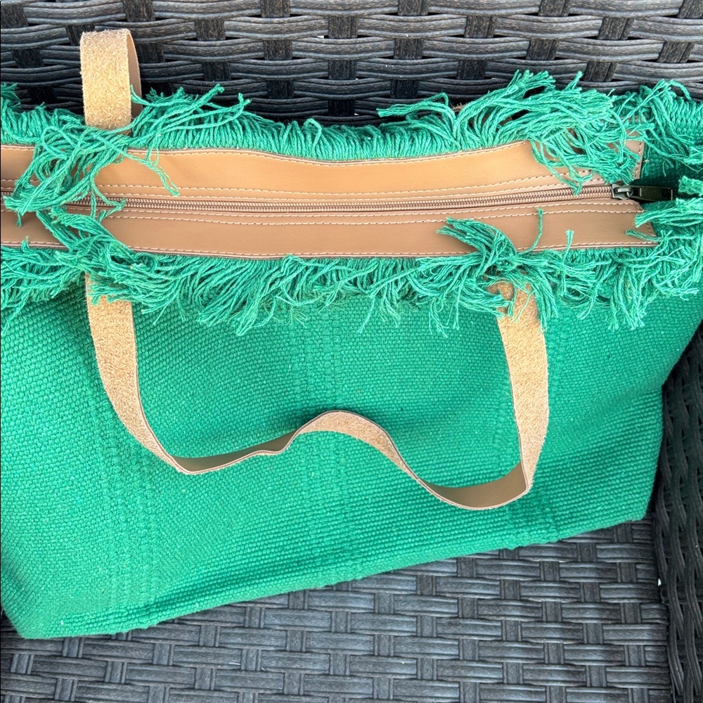 Kelly green canvas shoulder tote bag features a fringed top trim brown handles - Picture 3 of 3